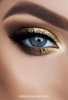 Smokey eye makeup can help to enhances blue eyes by making them stand out, and appear more vibrant. It also adds depth and allure. This post contains a list of … Masquerade Makeup Ideas, Gold Smokey Eye Makeup, Eye Makeup Guide, Everyday Eyeshadow, Smokey Eye Makeup Look, Gold Smokey Eye, Blue Smokey Eye, Date Night Makeup, Ootd Instagram