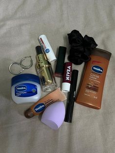 Aesthetic Beauty Products, Dry Skin Body Lotion, Makeup Bag Essentials, Pretty Skin Care, Body Care Routine, Beauty Stuff, Body Skin Care Routine, Makeup Essentials