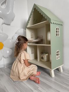 Kids Desk Ideas, Aesthetic Kids Room, Camera Montessori, Children Aesthetic, White Floral Wallpaper, Maileg Doll House, Desk Kids, Aesthetic Kids, Kids Bedroom Ideas