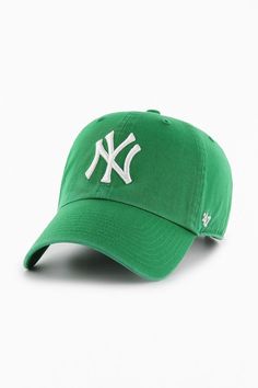 sorry everyone there is no braves option and I just love the color Yankee Hat, Yankees Baseball Cap, Ny Hat, Yankees Cap, New York Yankees Logo, Yankees Hat, Yankees Logo, Emma Chamberlain, Green Hats