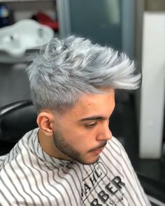 85 Me gusta, 0 comentarios - 💈Paco Cabrera Barberia 💈 (@pacocabrerabarberia) en Instagram: "Ready para un cambio de look ?citas 928222918 ☎️ #silverhair #silverhaircolor #hairstyle #barberia…" Silver Hair Men Dyed, Grey Hair Color Men, Silver Hair Men, Dyed Hair Men, Grey Hair Men, Textured Haircut