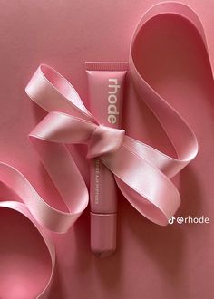 Product Photography Ideas Lip Gloss, Lipgloss Aesthetic Lips, Lip Tint Photography, Lipgloss Branding, Sephora Wallpaper, Hailey Makeup, Lip Gloss Photography, Pink Ribbon Aesthetic, Lipgloss Photography