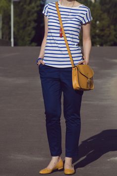 Mustard Flats Outfit, Striped Tshirt Outfits, Blue Striped Shirt Outfit, Striped Shirt Outfit, Mustard Shoes, Blue Pants Outfit, Mustard Bag, Outfits With Striped Shirts, Outfit Navy