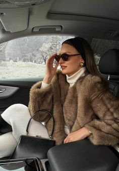 How To Dress 'Old Money' On A Budget: Fall & Winter [2024] Old Money Winter, Fur Coat Outfit, Ski Club, Winter Fashion Outfits Casual, Cozy Winter Outfits, Winter Chic, Outfit Inspo Fall