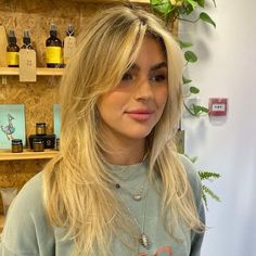 Blonde And Curtain Bangs, Slight Curtain Bangs Straight Hair, European Summer Haircut, Almost Bangs Haircut, Short Face Frame Layers, Fringe With Long Hair Straight, Face Frame For Round Face, Haircuts With Widows Peak Women, Wispy Front Pieces