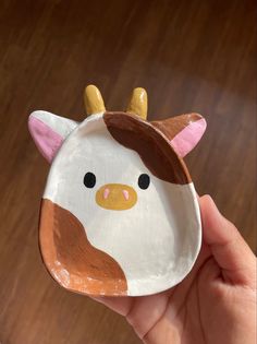 Brown and white cow jewelry tray inspired by the plushies Squishmallows. Ceramics Pottery Art, Cute Clay, Clay Art Projects, Art Clay, Easy Diy Art, Diy Clay Crafts, Fun Diy Crafts