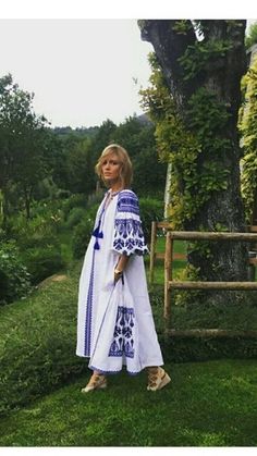 2022 New Linen Embroidered Dress With Embroidery Ukrainian - Etsy Gabriela Montez, Mode Russe, Vita Kin, Embroidered Summer Dress, Ukrainian Clothing, Iranian Fashion, Ukrainian Dress, Colorful Clothes, Persian Fashion