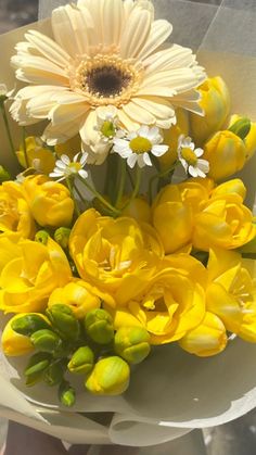 a bouquet of yellow and white flowers