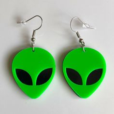 New Halloween Earrings Featuring Fluorescent Green Alien Head Dangle Hook Earrings Fun Addition To Your Night Material: Plastic & Resin Packaged With Care Fast Shipping Smoke/Pet Free Home Alien Earrings, Creepy Earrings, Alien Clothes, Beetlejuice Costume, Galaxy Earrings, Diy Perler Bead Crafts, Earrings Aesthetic, Diy Perler Beads, Halloween Earrings