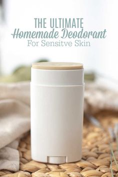 An awesome and easy homemade deodorant that actually works, and is great for those with sensitive skin since it doesn't contain baking soda. Diy Deodorant Spray, Deodorant For Sensitive Skin, Homemade Natural Deodorant, Natural Deodorant Recipe, Deodorant Recipes, Homemade Deodorant, Baking Soda Uses, Baking Soda Shampoo