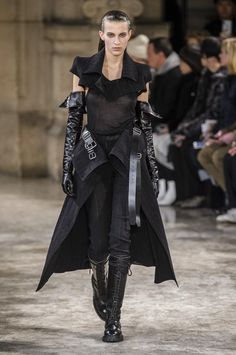 Défilé Ann Demeulemeester automne-hiver 2018-2019 Prêt-à-porter - Madame Figaro Tech Fashion Women, Madame Figaro, La Fashion Week, Tech Fashion, Halloween Fashion, La Fashion