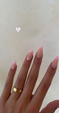 Summer Almond Acrylic Nails Designs, Nails Almond Tip Colors, Aesthetic Summer Nail Ideas, Valentines Nails Minimalist, Summer Nails Inspiration Almond, Summer Nails Ideas Almond, Aesthetic Almond Nails Summer, Almond Nails Designs Summer Pink, Almond Nails Designs Summer Ideas