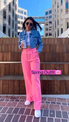 Outfit Mom Jeans, Pink Pants Outfit, Angela Roi, Color Combos Outfit, Look Jean, Outfit Primavera, Business Casual Outfits For Work