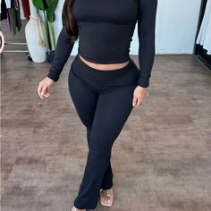 Fold Over Waist. Y2k Yoga Pants/ Leggings. Stretchy. Flare Bottom. Yoga Pants Outfit Black Woman, Sweater With Flare Leggings, Latina Flare Leggings, Fold Over Leggings Outfit, Flare Tights Outfit, Grey Flare Leggings Outfit, Forbidden Pants Outfit, Outfit With Tube Top, Y2k Leggings