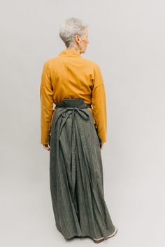 Hakama for men and women, all sizes based on waist measurement. Kataginu in one size. During the Edo period in Japan (1615-1868), members of the samurai or warrior class wore the Kamishimo, a traditional costume made up of the Kataginu or pleated-front vest and Hakama or pleated pants/skirt. The two garments were typically worn over a knee-length kimono for formal occasions. Today, the garments are frequently worn for official occasions, martial arts, and historic reenactment. Since the Hakama i Japanese Hakama, Hakama Pants, Pants Skirt, Paper Sewing Patterns, Edo Period, Pleated Trousers, Traditional Costume, Independent Women, Pleated Pants