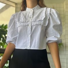 camisa lisa em branco, com detalhe de babados, manga bufante com elástico, e abotoamento frontal.  - preço na marca 298,  tamanho pp, veste p melhor  composição: 100% algodão medidas: busto 92 cm comprimento 42 cm Zara, Socks, Nike, Dresses