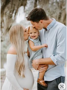 Maternity Photography Simple Ideas, Simple Maternity Shoot Family, Family Of 3 Expecting Photos, Family Photo Poses Pregnant, Family Pictures With Pregnant Mom, Family Photos Pregnant Mom, Maternity With Sibling Photography, Maternity Family Outfits, Maternity Shoot With Daughter And Husband