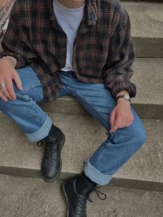 Hipster Man Aesthetic, Aethstetic Guy Outfits, Flannels Aestethic Men, Stranger Things Men Outfits, Mens Fall Outfits Sweaters, 90s Inspired Mens Fashion, Men Types Of Style, Mens Outfits 80s, Black Shirt Jeans Outfit Men