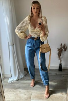 Dark Wash 5 Pocket Balloon Jeans. Sold Out Online. Trendy. Balloon Ultra High Ankle Jean's. Conscious Collection Mom Style Summer, Balloon Jeans, Blouses Designs, Sporty Spice, Fashion Blouses, Mom Jeans Outfit, Active Outfits, Jean Trends, Street Style Summer