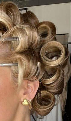 Classy Hair Aesthetic, Hair Styling Aesthetic, Gold Hair Styles, Hair Aethstetic, Haircolors Trends 2024, Getting Hair Done Aesthetic, Doing Hair Aesthetic, Blowout Hair Aesthetic, Hair Goals Aesthetic