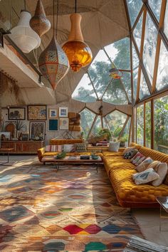 Irregular House Design, 70s Home Architecture, Colombian Interior Design, Earthship Interior, 70s House Aesthetic, Eccentric House, Styles Of Houses, Artsy House, Maximalist House