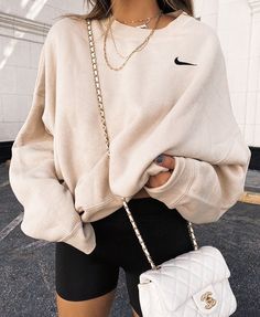 Nike Sportswear Women, White Handbag, Sporty Outfits, Fashion Streetwear, Nike Outfits, Looks Vintage, Outfits Casuales, Comfy Outfits