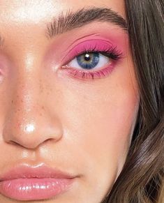 90s Pink Eyeshadow, Pink 80s Makeup, Bright Pink Eyeshadow Looks, Makeup Looks Eyes, Bright Pink Makeup, Eye Makeup Colorful, Bright Pink Eyeshadow, Pink Makeup Looks, Pink Eyeshadow Looks