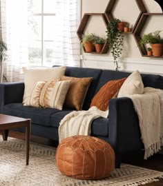 Dark Couch, Navy Couch, Blue Couch Living, Blue Couch Living Room, Blue Couch, Art Plants, Living Room Decor Cozy, Blue Living Room, Design Del Prodotto