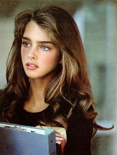 Eyebrow Grooming, Elizabeth Hurley, 90s Hairstyles, Brooke Shields, Brown Blonde Hair, Natural Beauty Tips, Grunge Hair, Hair Highlights, Pretty Face