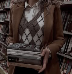 Dark Academia Outfit Guide, Poet Aesthetic Outfits, Elegant Vintage Outfits, Dark Academia Aesthetic Outfit, Dark Academia Look, Best Mystery Books, Academia Aesthetic Outfit, Dark Academia Vibes, Classic Academia