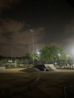 view of night sky in a skate park with ramp Skating Park Aesthetic, Skater Life Aesthetic, Skate Park At Night Aesthetic, Skatepark At Night, Skating Aesthetic Night, Skate At Night, Skate Aesthetic Girl