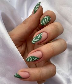 Cool Nail Color Combinations, Nail Designs Oval Almond, Fun Oval Nail Designs, Trending 2023 Nails, Green Art Nails, Half Chrome Nails, Nail Art On Green Nails, Plant Acrylic Nails, Birds Of Paradise Nails