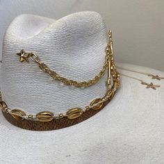 Mexican Handcrafted Wide Brim Palm Cowboy Hat | Los Cabos VIP 3 Styles in 1 VACATION MODE?!...We have you Covered! 3 STYLES IN 1 HAT! Mexican artisan high-end sewing; Handwoven/Handmade FINE Palm Cowboy-form hat with REMOVABLE eye-catching Gold-Dipped accessories (sea shells, antique keys, starfish, center star, & chain), 4.7" wide brim, & GENUINE Leather hat-band. Style #1: with Sea Shells (removable) Style #2: Genuine Leather band Style #3: Thick Marina Rope SIZE See “Size Chart” below, or CLI Custom Cowboy Hats, Cowboy Hat Bands, Mexican Fashion, Country Jewelry, Womens Fedora, Painted Hats, Handmade Hair Clip, Diy Fashion Hacks, Antique Keys