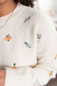 embroidery ideas Floral Knit Sweater, Embroidery Inspiration Ideas, Sweater Over Dress Outfit, Embroidered Sweaters, Sweater Ideas, Floral Outfit, Beautiful Sweater, Embroidered Sweater, Spring Wardrobe