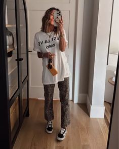 Big T Shirt Outfits Winter, Graphic Tee Outfit 2024, Tshirts Outfit Women, Oversized Tshirt Outfit Fall, Oversized Shirt Outfit Street Style, Graphic Tee Winter Outfit, Big Tshirt Outfit, Gray Shirt Outfit, Oversized Tee Outfit