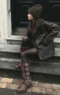 Buckle Biker Boots Outfit, Buckle Boots Outfit Winter, Styling Biker Boots, Tall Boots Fall Outfits, Botines Aesthetic, Brown Tall Boots Outfit, Biker Boots Outfit Winter