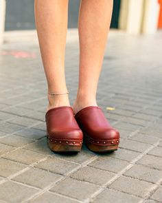 Incorporar el #Zueco Campiña en tus outfits de #verano es una manera de elevar tu look, te atreves? 😎 . #zuecos #tuilus #clogs #clogsoftheday #clogshoes #clogsofinstagram #clogstyle #summerclogs #zuecosdeverano #zuecoscomodos #calazadofemenino #calzadomujer #calzadoartesanal #calzadoverano #calzadodecuero Clogs, Campinas