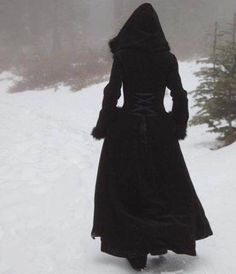 Snow Day Outfits, Medieval Goth, Vintage Winter Outfits, Goth Winter, Winter Goth, Goth Cottagecore, Goth Fits, Goth Subculture, Vampire Goth