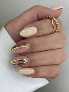 beige short nails with gold foil accents Nail Designs And Colors, Winter Nail Art Ideas, Autumn Looks, Chic Manicure, Autumn Nail, Wow Nails, February Nails, Smink Inspiration