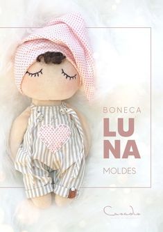 a small doll is laying down with its eyes closed and the words boneca lua moulds written below it