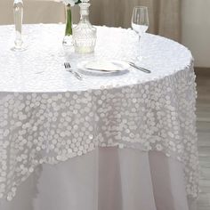 Discover our 72x72 white premium big payette sequin square table overlay, perfect for adding sparkle to your event. ✓ Buy now to dazzle your guests! Wedding Table Overlays, Head Tables, Sequin Table, Table Overlays, Bridal Table, Organza Wedding, Banquet Tables, Square Table, Chair Decorations