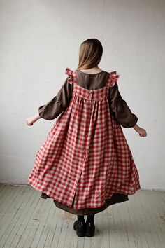 Victorian style inspired pinafore dress with flutter sleeve made from 100% soft and washed Oeko-Tex certified linen Details: - Composition: 100% Oeko-Tex certified linen - Colour: red check - Coconut buttons down the back - Size: XS-S, M, L-XL - Medium weight linen - Linen care: machine wash gentle; tumble dry low, ironing optional - The price is for one pinafore dress, other pictured items are not included Linen Smock Dress Pattern, Dresses For Gardening, Vintage Farm Dress, Pinafore Dress Sewing Pattern, Sowing Designs Easy, Diy Pinafore Dress, Gardening Dress, Back Button Dress, Apron Dress Pattern