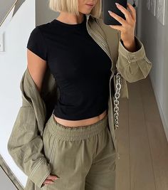 Basic Crop Tops Solid Color Short Sleeve Crewneck Shirt Y2K Slim Fit T-Shirt Streetwear Basic Crop Tops, Slim Fit Crop Top, Aesthetic Streetwear, Crewneck Design, Round Neck Shirt, Streetwear Tops, Top Streetwear, Womens Crewneck, Slim Fit Shorts