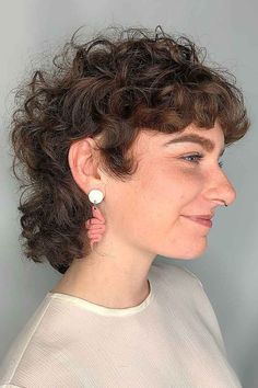 short-curly-mullet Short Curly Mullet, Modern Mullet Haircut, Mullet Women, Short Curly Haircuts, Haircuts For Wavy Hair