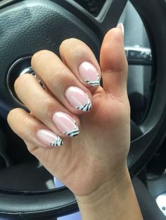 French Tip Zebra Nails, Pink And Zebra Nails, French With Design Nails, Easy Acrylic Nail Ideas, Zebra Print French Tip Nails, Zebra French Nails, Zebra French Tip Nails, Zebra French Tip, French Rosa