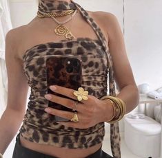 gold jewellery girl leopard print top tortoise shell cool girl outfits Leopard Print Outfits, Looks Party, Looks Street Style, Leopard Print Top, Cropped Tube Top, Mode Inspo, Print Crop Tops, Fashion Mode, Looks Style