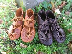 Celtic leather shoes vegetable tanning - On Order. $76.00, via Etsy. Viking Ritual, Brown Fairy, Armor Ideas, Tanning Skin Care, Fairy Shoes, Shoe Inspiration, Barefoot Shoes, Diy Shoes, Virtual Closet