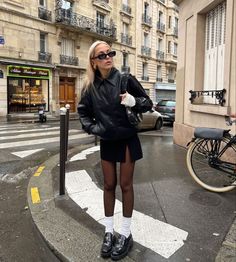 00s Mode, Biker Shorts Outfit, Autumn Fits, Paris Mode, Leather Jacket Outfits, Miniskirt Outfits, Paris Outfits, Looks Street Style, Blair Waldorf