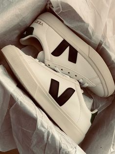 #tenis #vert #veja Trendy Womens Sneakers, Zapatillas Veja, New York Summer, Veja Shoes, Dr Shoes, Veja Sneakers, Casual Hijab Outfit, Jewelry Accessories Ideas, Girly Shoes