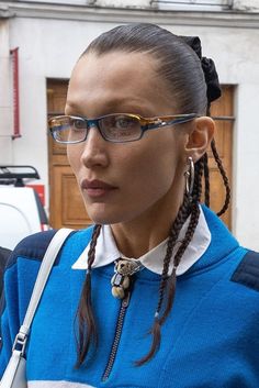 Bella Hadid Glasses Aesthetic, 2000s Glasses, Square Magazine, Librarian Chic, Glasses Trends, Bella Hadid Outfits, Bella Hadid Style, Clear Glasses